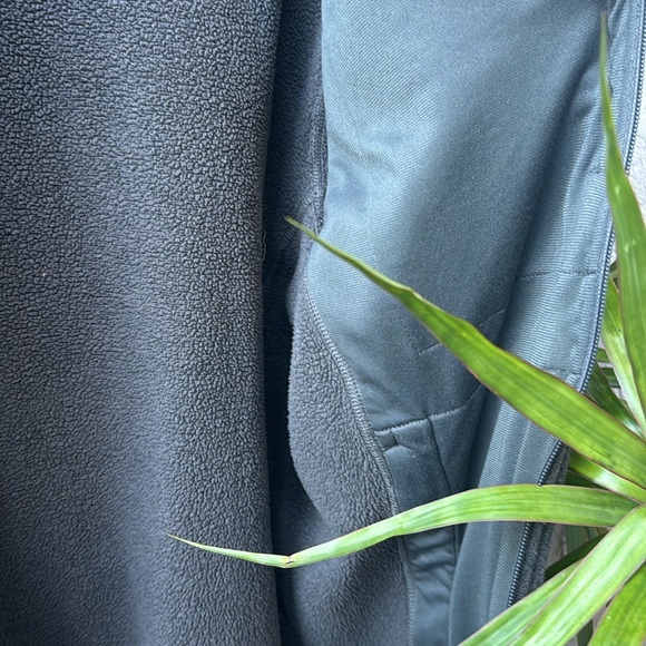 The North Face Zip Up Men’s sweater - Picture 8 of 9